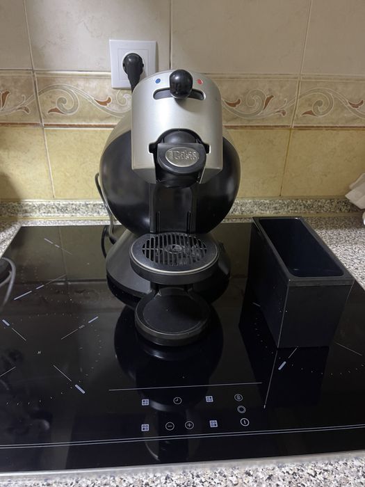 Duas maquinas de cafe dolce gusto e uma maquina de fazer cachorros