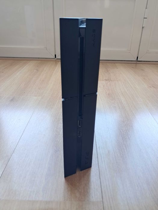 PS4 500GB Preta + 1 Comando + Jogo