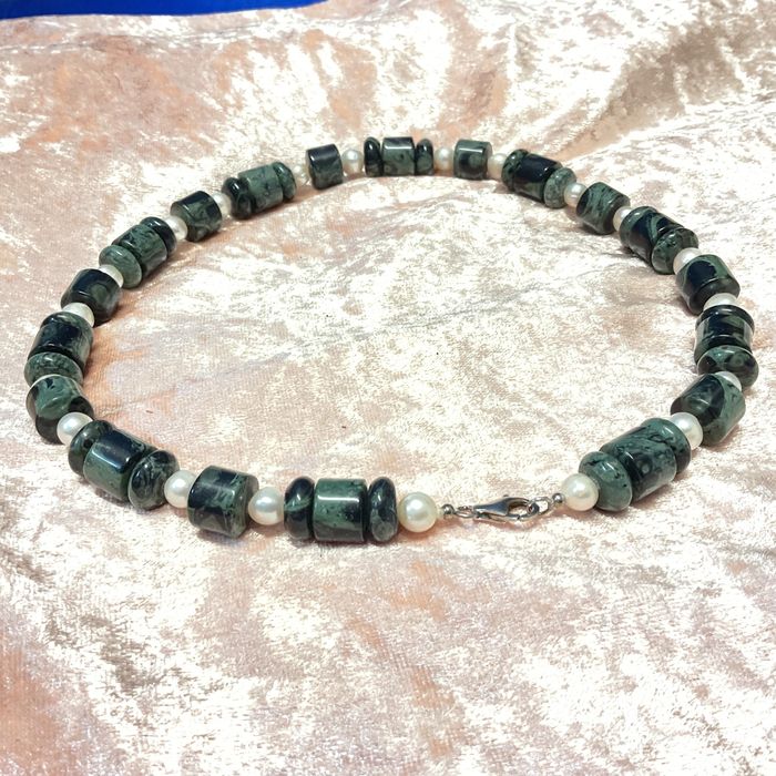 Colar pedras verdes pretas tamanho 45 cm
