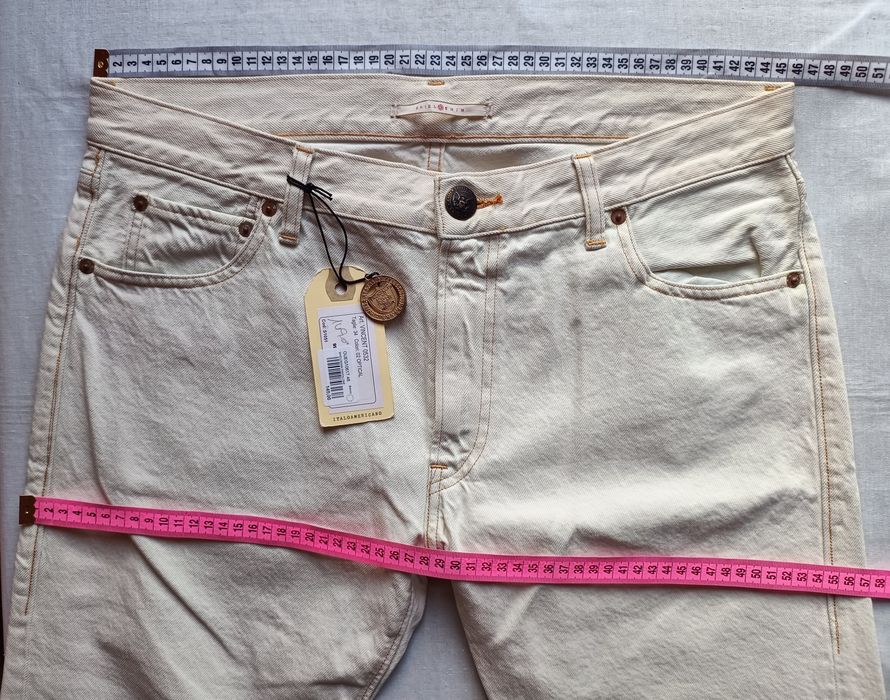 Чоловічі білі джинси від модного бренду Shield Denim.