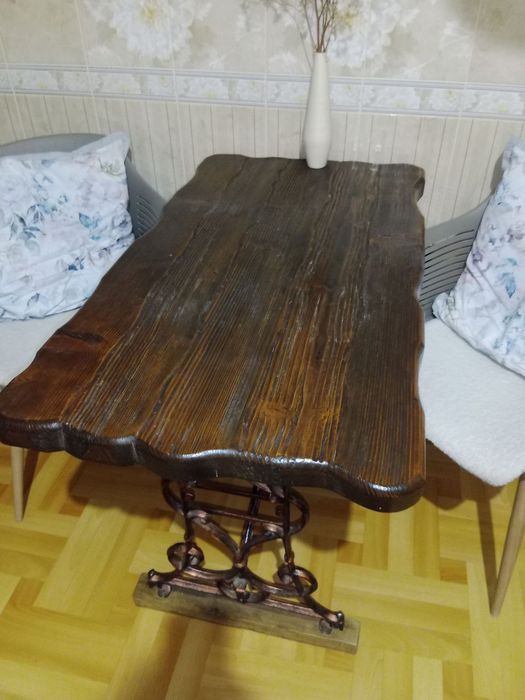 Стіл дерев'яний.