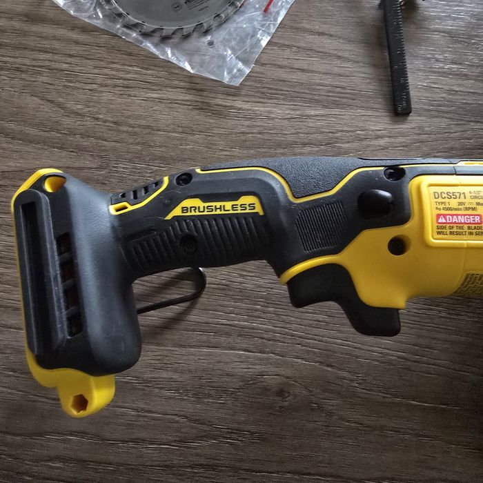 DeWalt DCS571B Pilarka Tarczowa