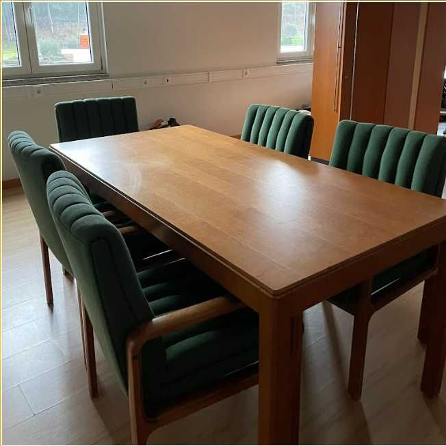Conjunto de Jantar: mesa em madeira e 5 cadeiras de braços