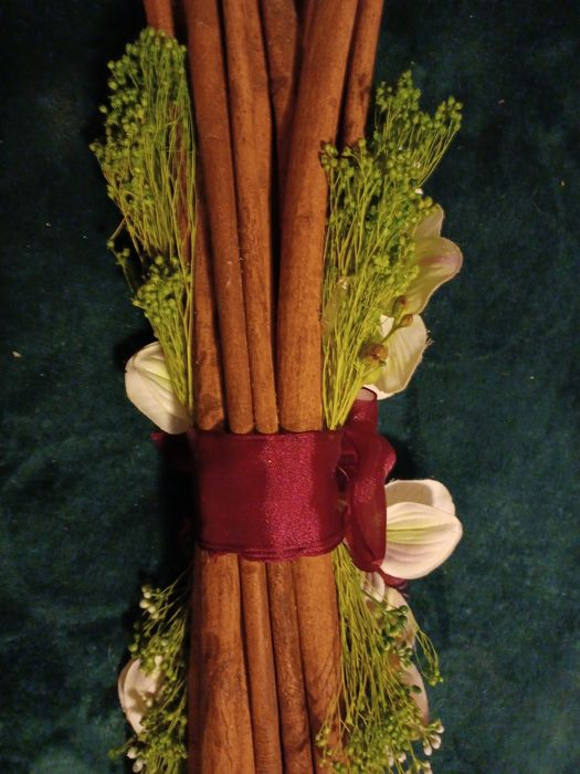 Arranjo orquídias e canela