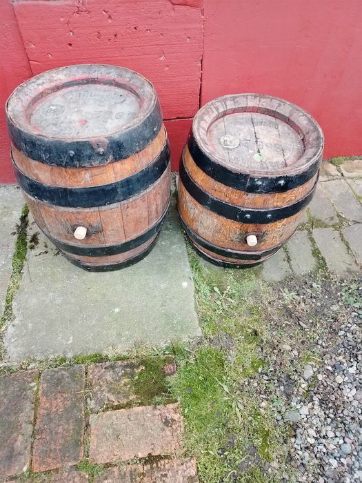 Stare masywne beczki