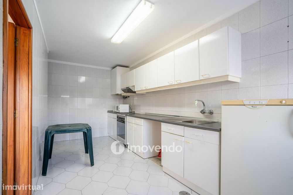 Apartamento T2, com estacionamento e arrecadação, no Porto