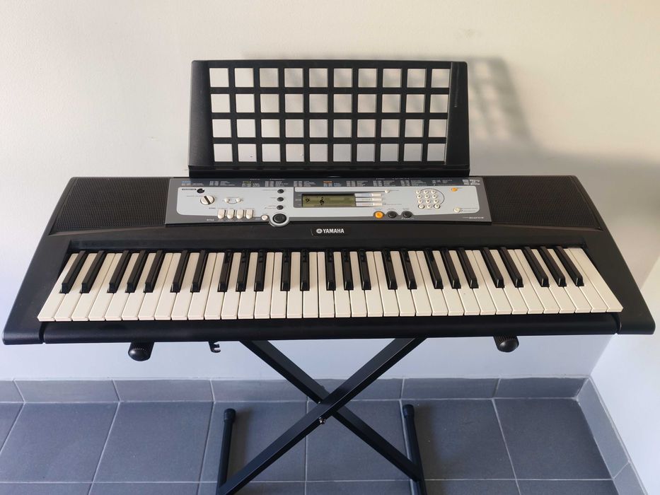 Piano/Órgão Yamaha PSR-E213 com Suporte