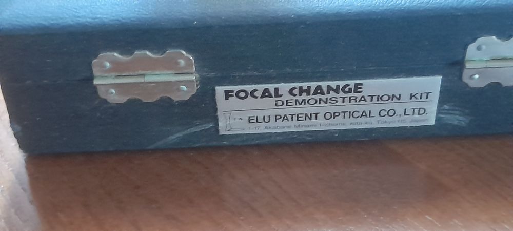 Kit oftalmologia com varias lentes e suporte