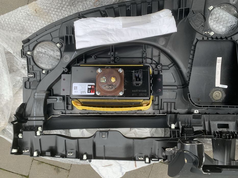 Tesla Model Y торпедо під ремонт