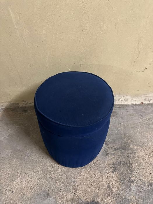 Pufe azul em tecido aveludado