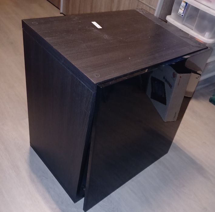 Estrutura BESTÅ, IKEA com porta preta brilhante e uma prateleira