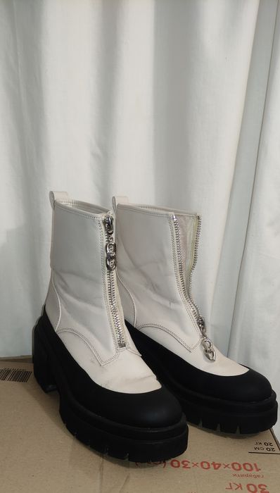 Стильні чоботи в дуже хорошому сані