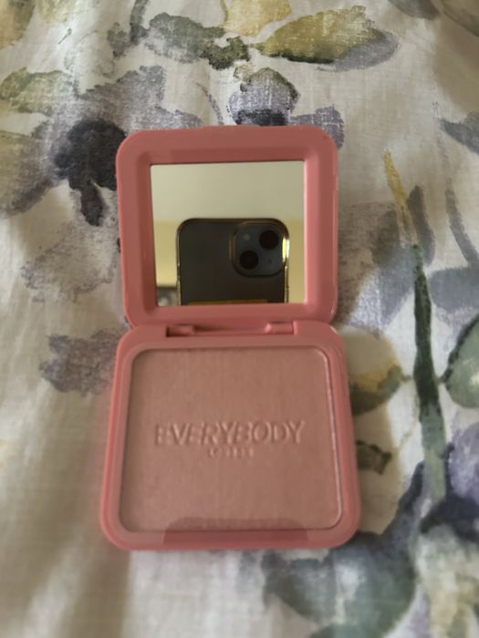 Rozswietlajacy róż do policzkow ,coral pearl