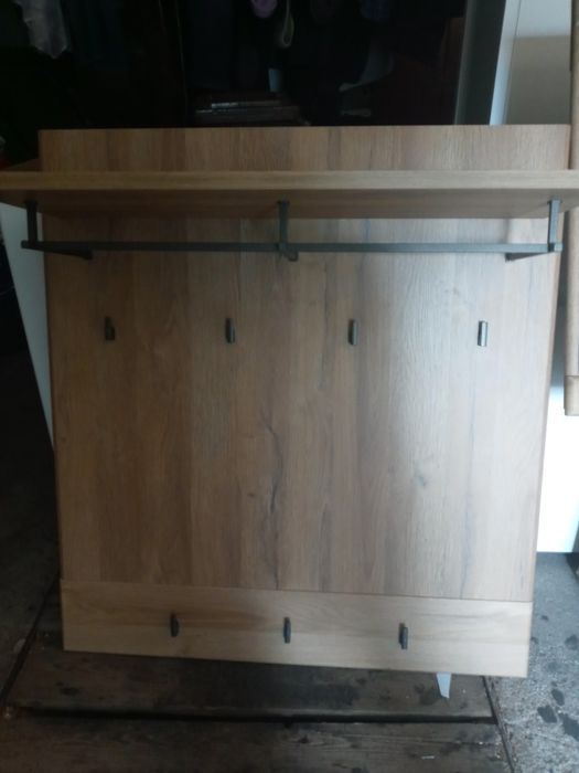 Wieszak na kurtki z lustrem