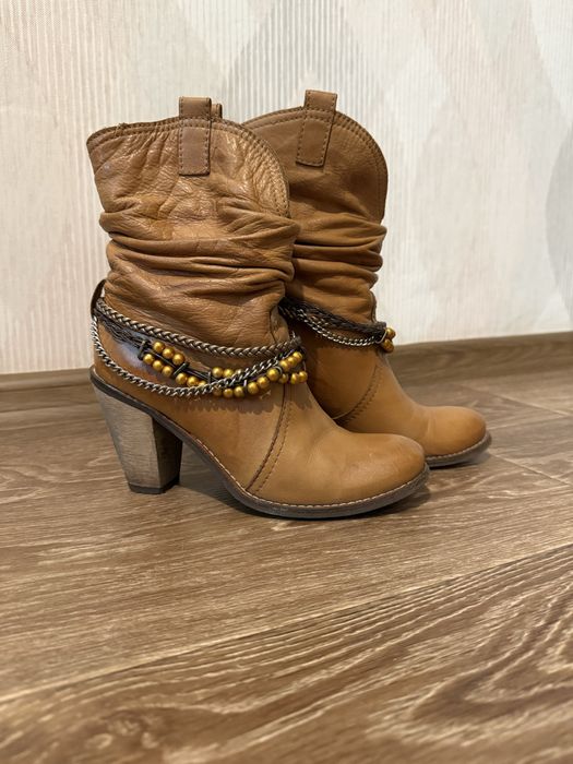 Сапоги кожані на каблуку - Козаки