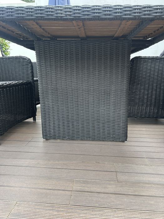 Mesa de jardim com tampo em madeira e com 6 cadeiras