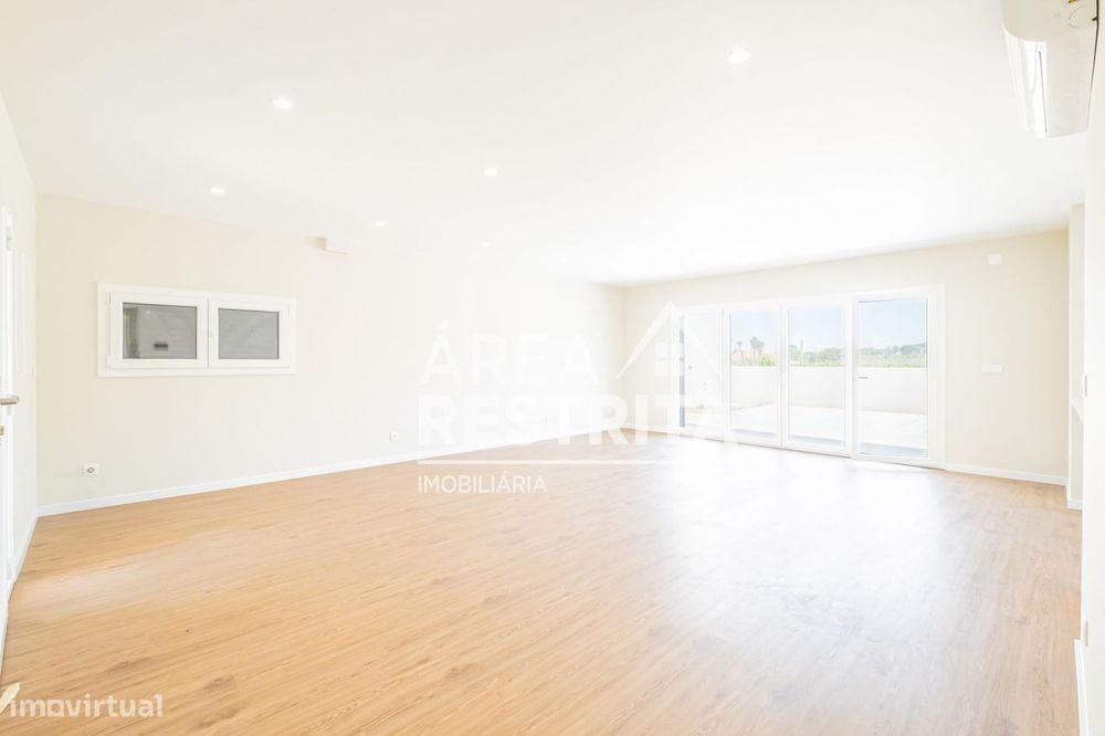 Moradia T4 Isolada com Piscina, Suite e Garagem  em Azeitão