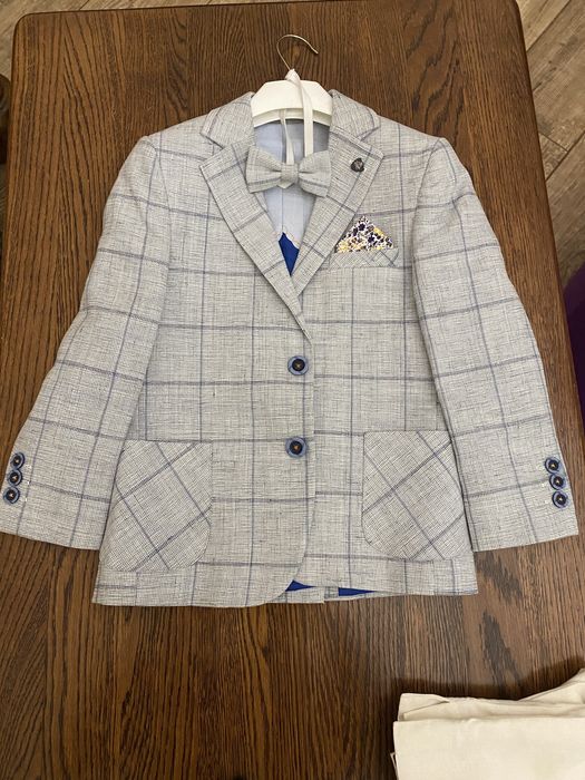 Піджак з метеликом на хлопчика.