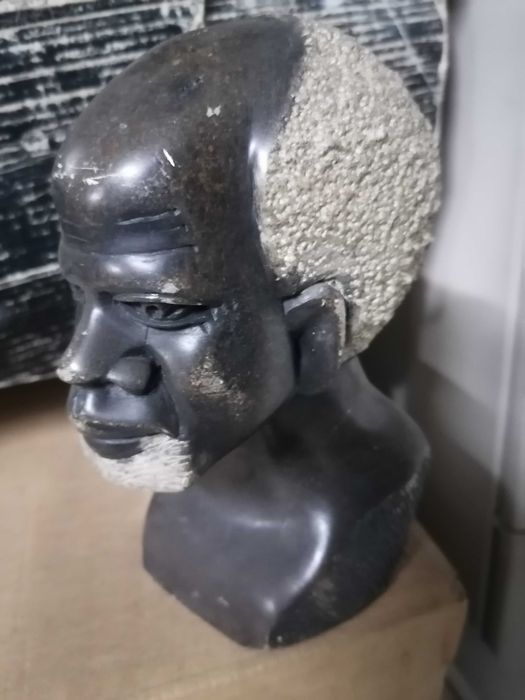 Estatueta artesanal africana em pedra