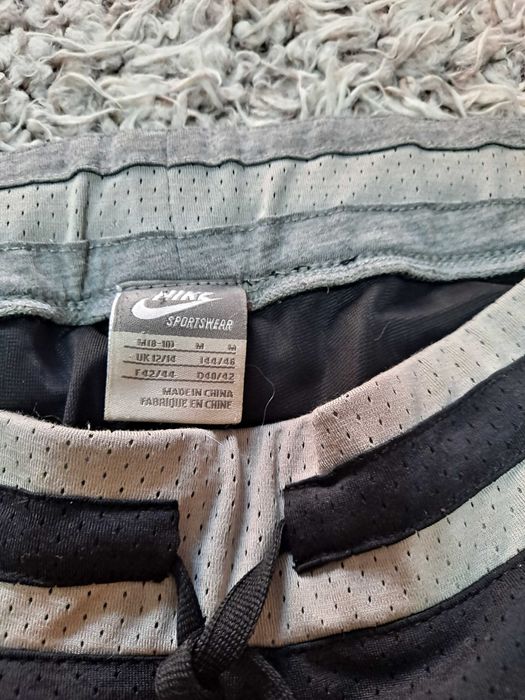 Spodnie dresowe sportowe damskie Nike.