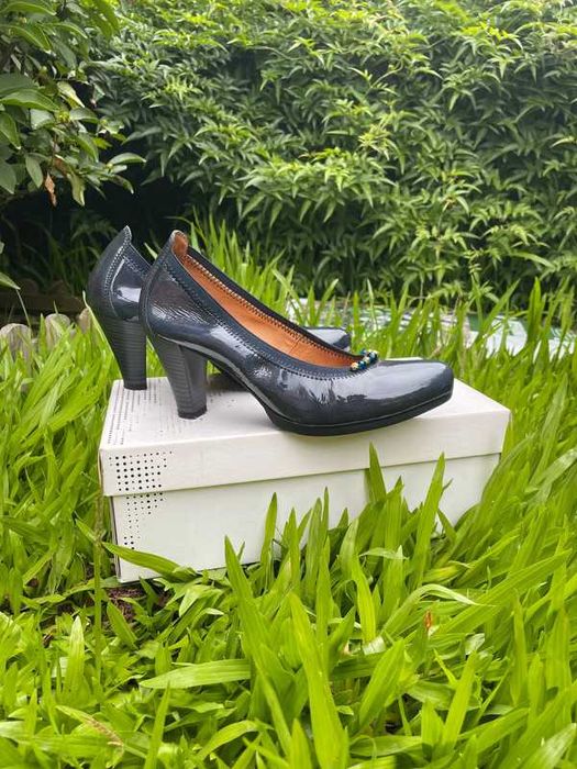 Sapatos Salto com Pedras Douradas
