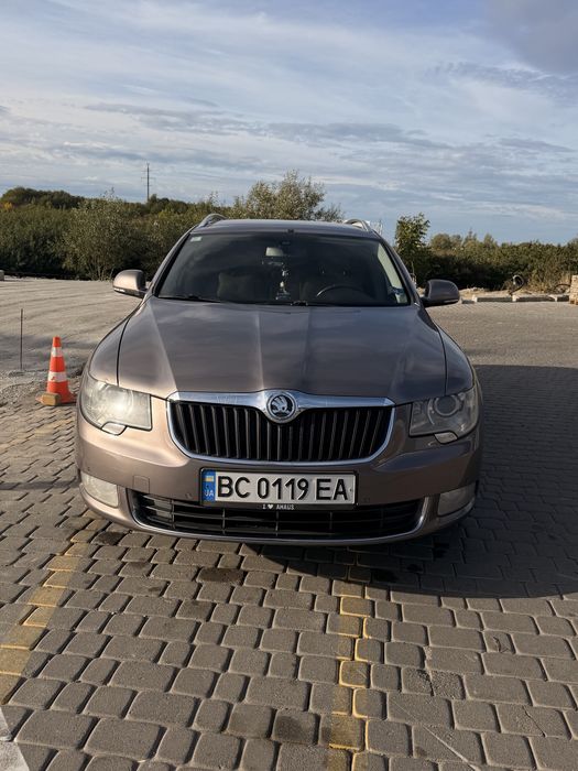 Skoda super b 2011 року