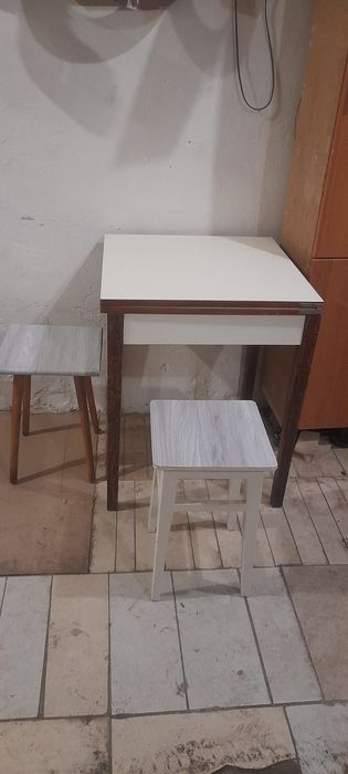 Продаю кухон.стол +2табурета