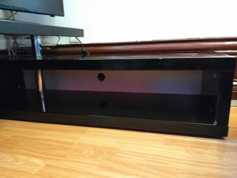 Mesa Preta de TV Retrátil