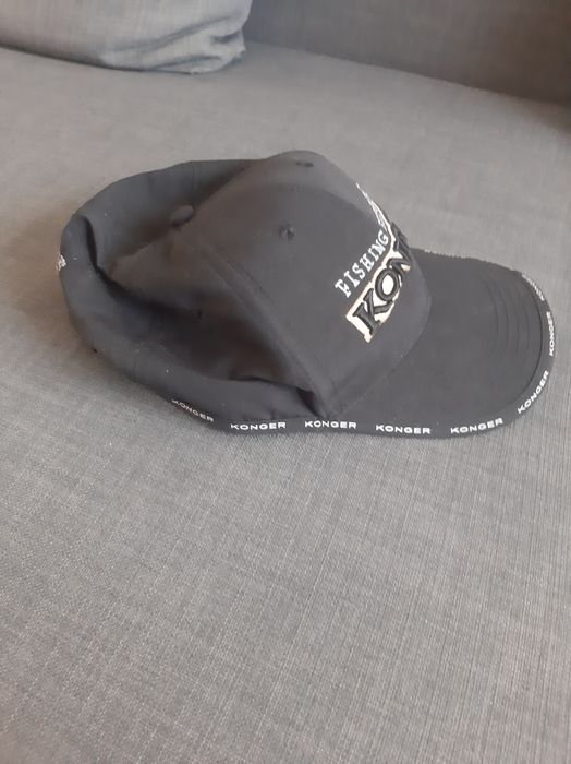 Czapka z daszkiem.