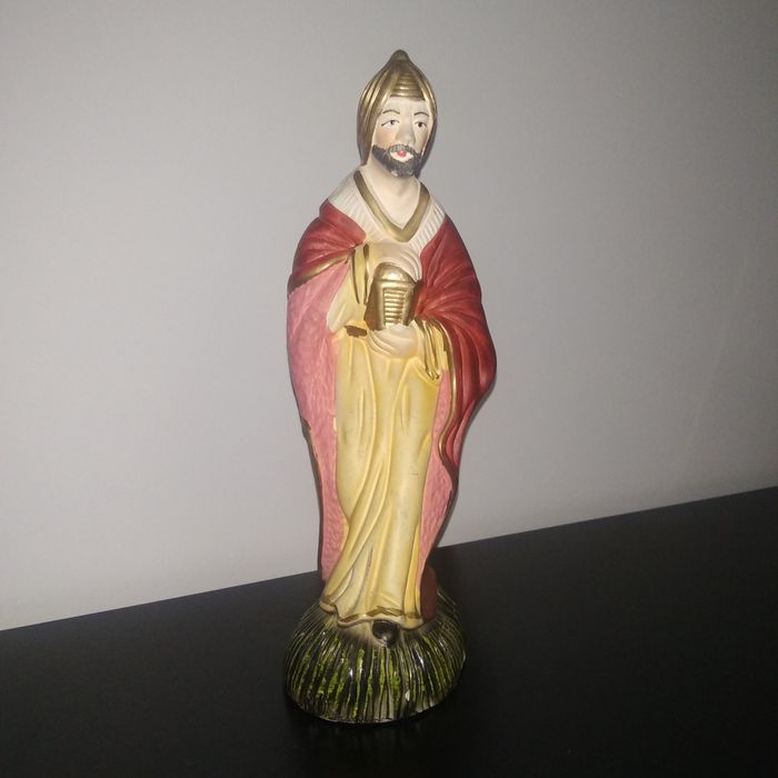 Lote de 7 peças em cerâmica para presépio. 
A peça maior mede 22 cm al