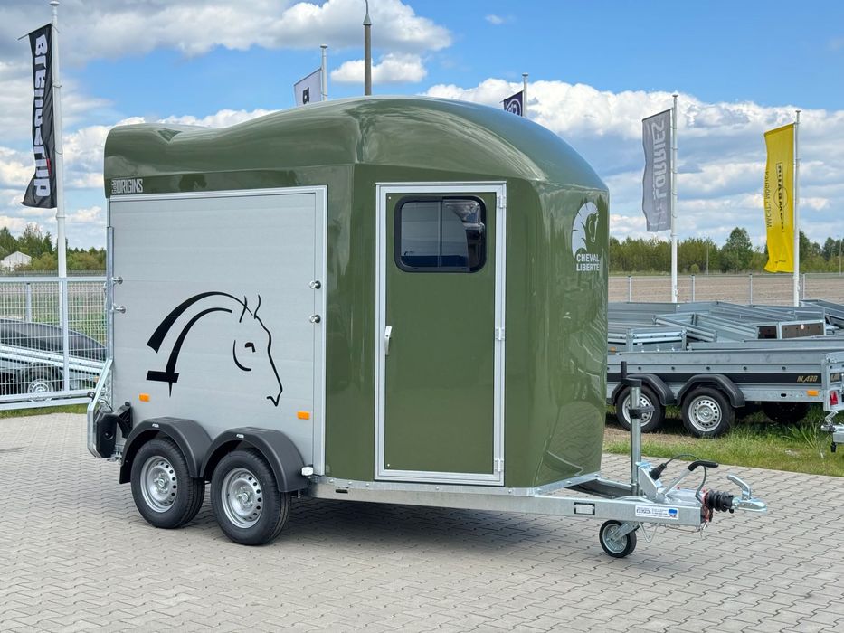 Cheval Liberte Gold Orgin Alu + siodlarnia , do przewozu 2 koni , 2000 kg  Nowa przyczepa konna, kolor czarny, szary, niebieski, zielony