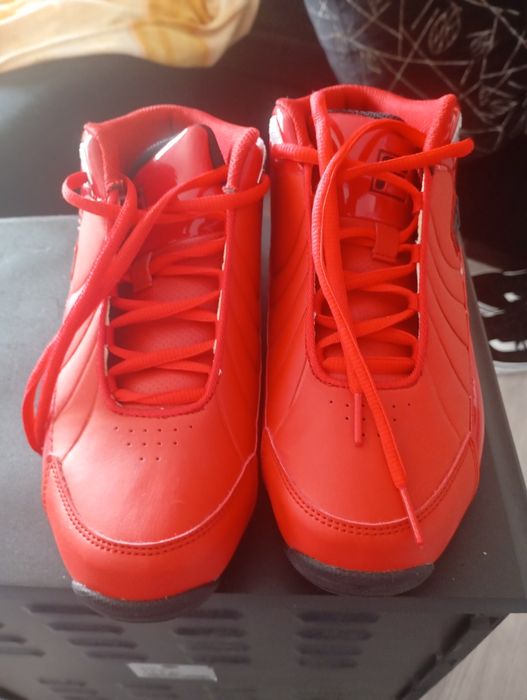 Tênis de basquetebol vermelhas da Fila.