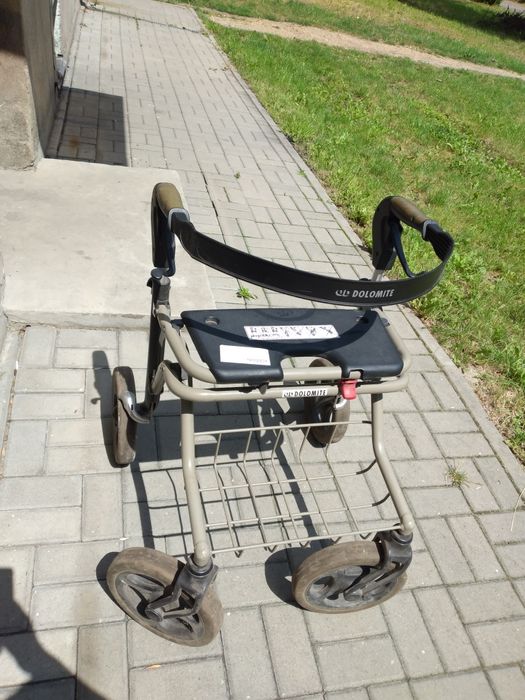 Chodzik dla starszej osoby