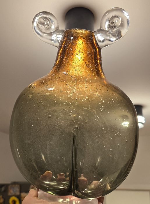 Wazon/butla w kształcie...pupy. Wcześniej KIS.