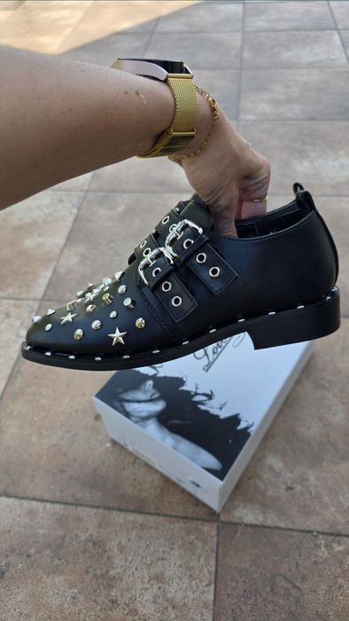 Czarne buty z cwiekami eleganckie polbuty damskie emo alternative got