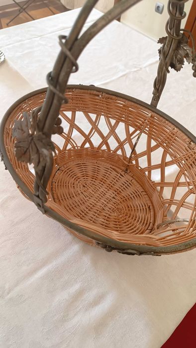 Cesto oval de verga e metal