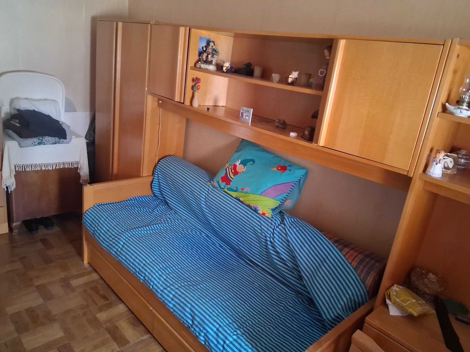 Móvel de quarto em faia da Olaio (cama + arrumação integrada)