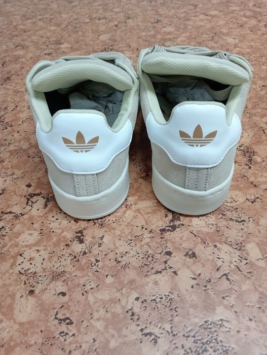Tênis novos em tom creme, 37