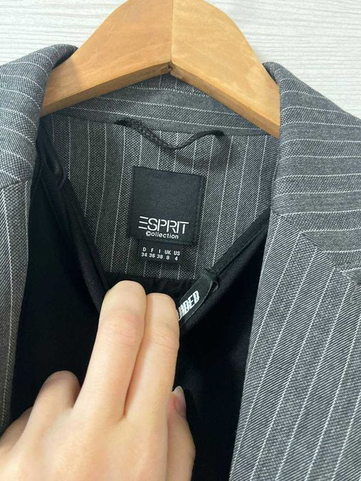 жіночий сірий піджак у смужку xs-s