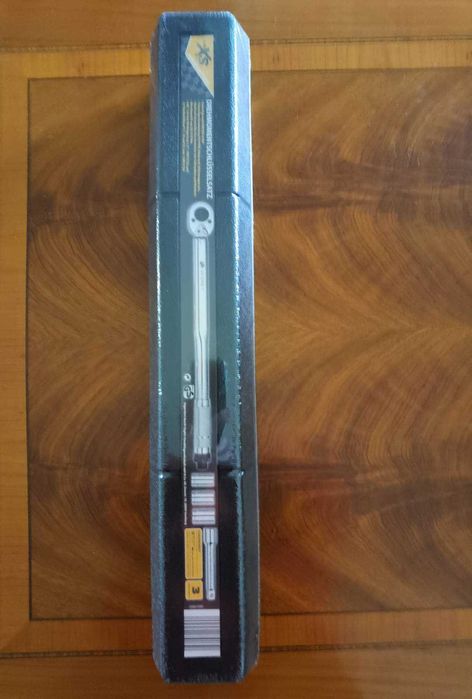 Chave dinamométrica para apertar porcas de rodas p.ex.