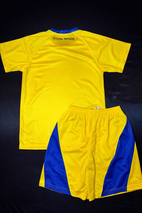 Футбольна форма  збірної України 2024–2025 з гербом