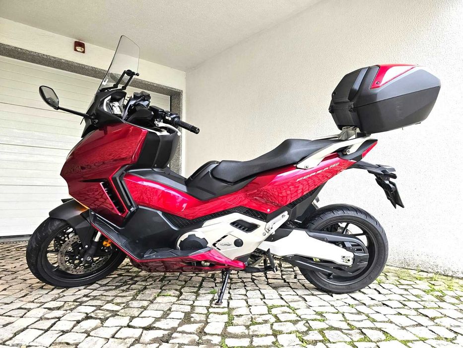 Honda Forza 750 de 2021 com 19.900 kms e revisões na marca