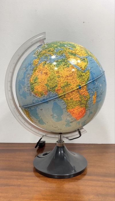 Globo terreste iluminado.