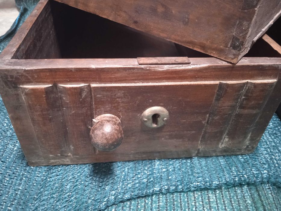5 gavetas antigas + porta de armário