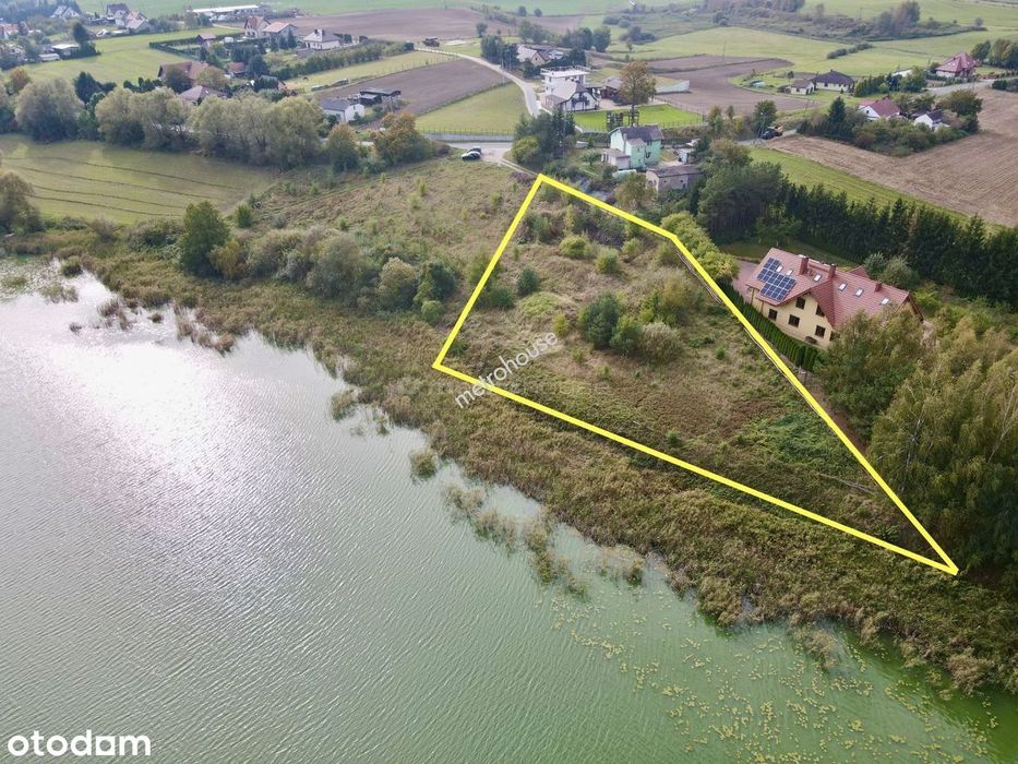 Działka budowlana z linią brzegową jeziora Radomno