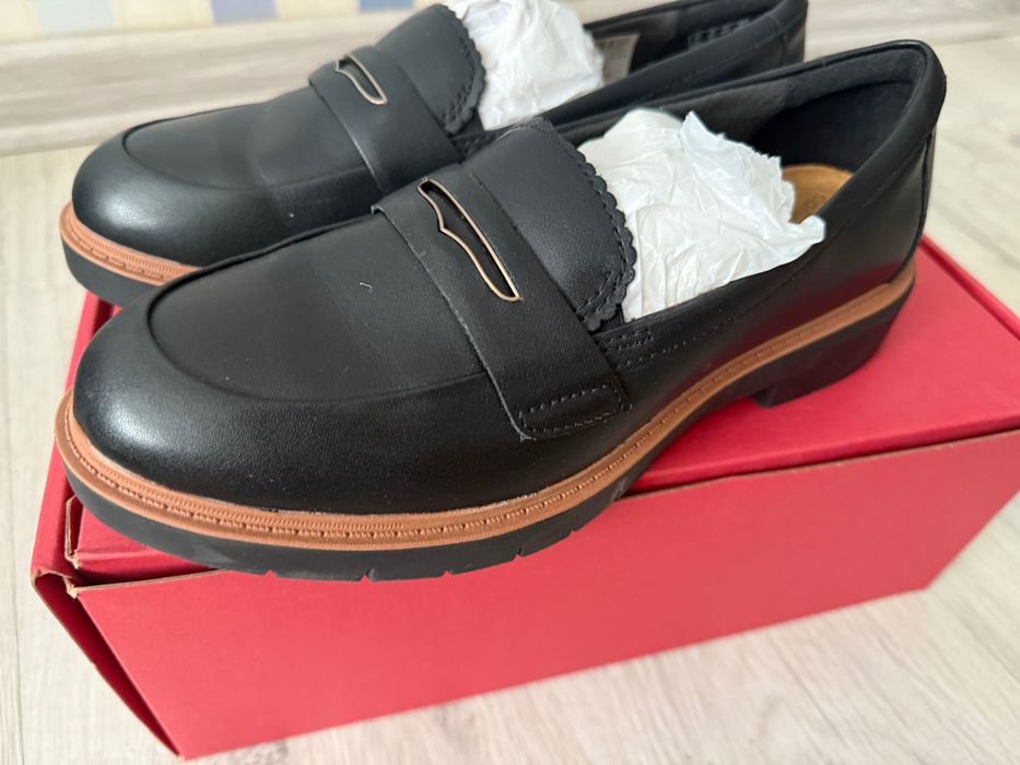 Продам жіночі шкіряні лофери Clarks