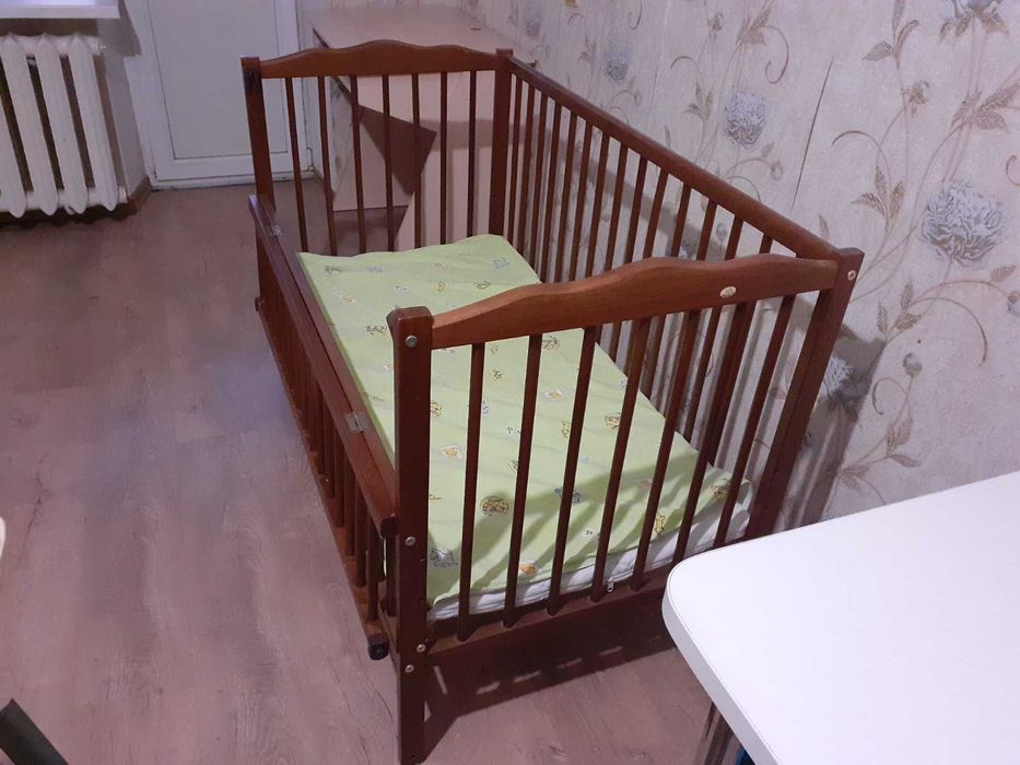 Детская кроватка с маятником и матрасом