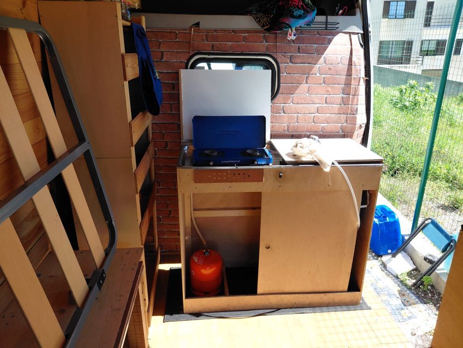Carrinha equipada como caravana.