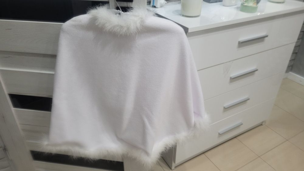 Pelerynka polarowa na I Kkomunię Św. z futerkiem jak NOWA.