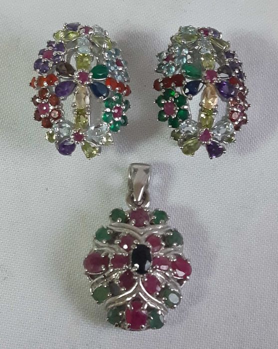 Роскошный серебряный гарнитур с самоцветами